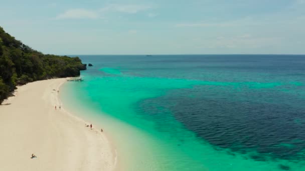 桑迪热带海滩 有游客和蓝色清澈的大海 暑假和旅行度假的概念 菲律宾Boracay 热带岛屿上有海滩的海景 Puka Shell海滩 — 图库视频影像