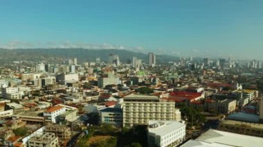 Cityscape: Modern binaları, gökdelenleri ve iş merkezleri olan Cebu şehri, gün doğumunda en üst manzara. Filipinler.