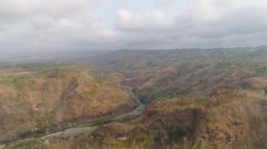 havadan görünümü nehir Oyo Kanyon çiftlik arasında pirinç terasları inecek. Nehri Dağ Kanyon Kebun Buah Mangunan, gorge, tepeler arasında gün batımında ağaçlar bitki örtüsü ile kaplı. tropikal peyzaj