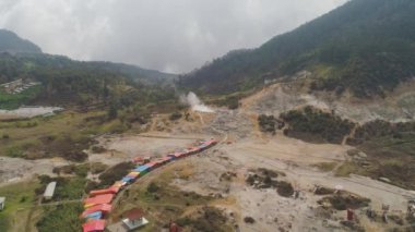 Volkanik aktiviteli plato, çamur volkanı Kawah Sikidang, jeotermal aktivite ve gayzerler. Hava manzaralı volkanik manzara Dieng Platosu, Endonezya. Sikidang Krateri 'nin ünlü turistik mekanı.