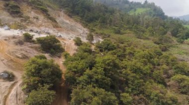 Volkanik aktivite, jeotermal aktivite ve gayzerli plato. Hava manzaralı volkanik manzara Dieng Platosu, Endonezya. Sikidang Krateri 'nin ünlü turistik bölgesi hala kalın sülfür üretiyor.