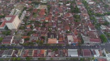 Yogyakarta şehir manzarası binalar, gün batımında otoyol. Endonezya 'nın başkenti Endonezya' daki Java Adası 'nda yer alan...