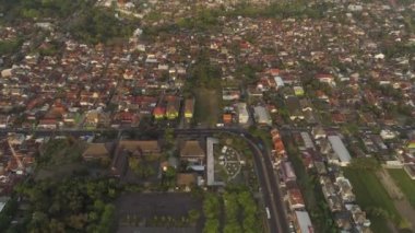 Hava manzaralı Yogyakarta, gün batımında binalar ve evler. Asya 'daki kentsel çevre ufuk çizgisi. Endonezya 'nın Endonezya kültürel başkenti Java Adası' nda yer alan yogyakarta