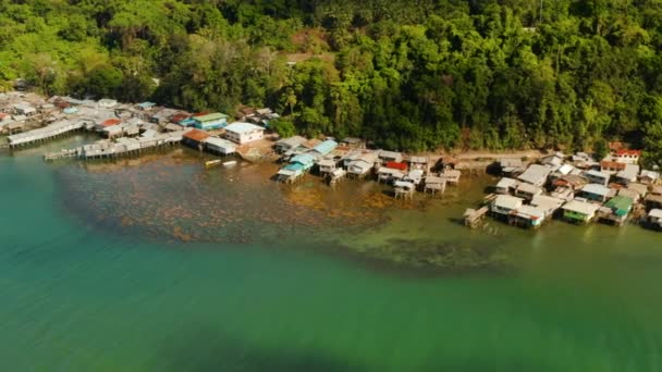 建在海面上的小木屋 俯瞰全景 菲律宾巴拉望巴拉巴克岛上的城市和港口 — 图库视频影像