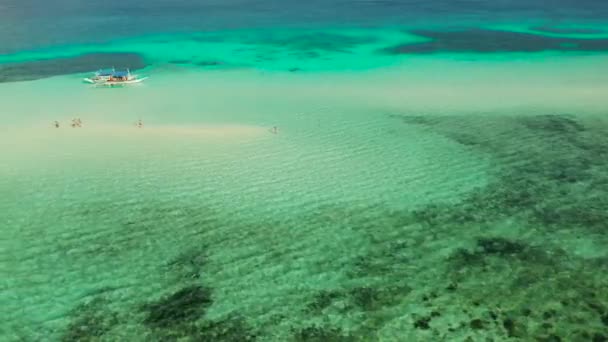 ターコイズブルーの海とサンゴ礁の間で観光客と砂浜 環礁のビーチ 夏と旅行の休暇のコンセプト フィリピンパラワン州バラバック — ストック動画