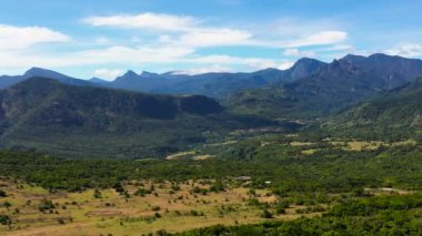 Yağmur ormanları ve ormanlarla kaplı dağ yamaçları. Dağ vilayetindeki vadi manzarası. Riverston, Sri Lanka.