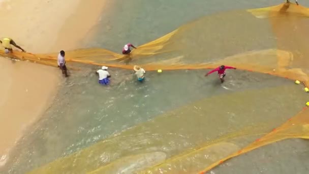 Sri Lanka August 2021 Fishermen Beach Pulling Net Sea Collect — Stock video