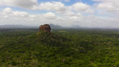 Sigiriya veya Sinhagiri Dambulla şehir içinde Central Province, Sri Lanka Kuzey Matale bölgesinde bulunan bir antik kaya kaledir.