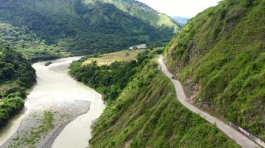 Luzon adasındaki dağ yolu, hava manzaralı. Filipinler dağ manzarası. Cordillera dağlarında dolambaçlı yağmur ormanı yolu. Seyahat konsepti ve fikri. Cordillera Dağlarındaki Boş Yol, Luzon
