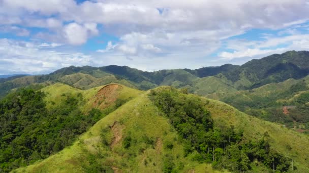 Montagnes Collines Avec Forêt Tropicale Herbe Verte Sous Ciel Bleu — Video