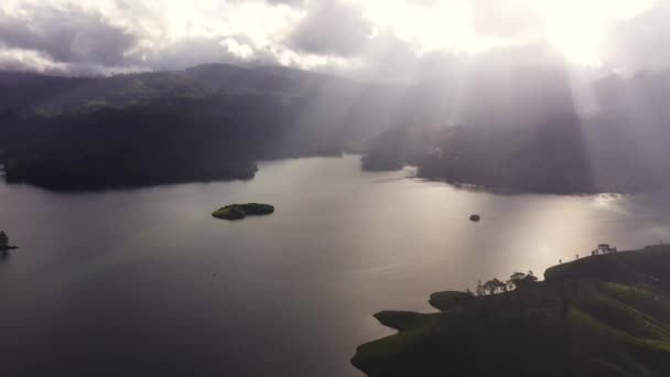 Верхній Вигляд Сонячних Променів Поверхні Озера Середовищі Пагорбів Гірській Місцевості — стокове відео