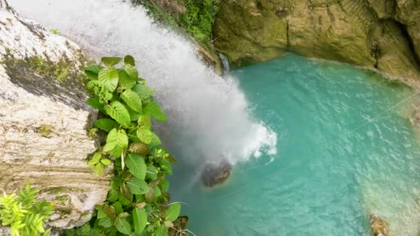 スローモーションで滝 緑の森の中のイナンバカンの滝 フィリピンのセブ — ストック動画