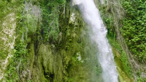 スローモーションで美しい滝 熱帯の山のジャングルの中でInambakan滝 フィリピンのセブ — ストック動画