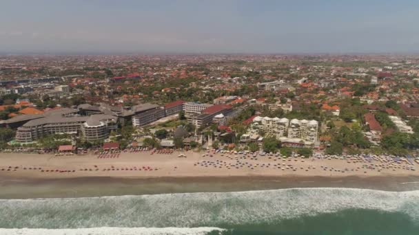 Vista Aérea Playa Arena Con Gente Descansando Hoteles Turistas Sombrillas — Vídeo de stock