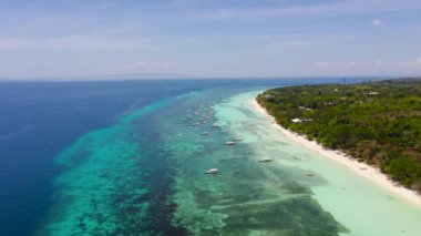Kumsal ve turkuaz suyu olan bir sahil. Bohol, Panglao Adası, Filipinler. Yaz ve seyahat tatil konsepti.