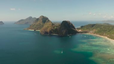 Dağların arka planında tropikal bir adada lagün ve turkuaz su ile havadan görünümü koyun. Corong corong plajı, El Nido, Palawan, Filipinler. Yaz ve seyahat tatili konsepti