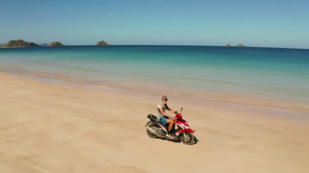 Aerial Drone Man Tapa Montar Motocicleta Playa Tipo Monta Scooter — Vídeo de stock