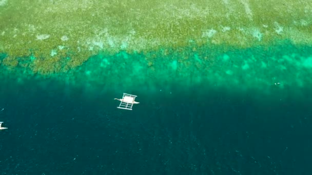 Blå Lagun Med Korallrev Och Turkost Vatten Med Filippinska Båtar — Stockvideo