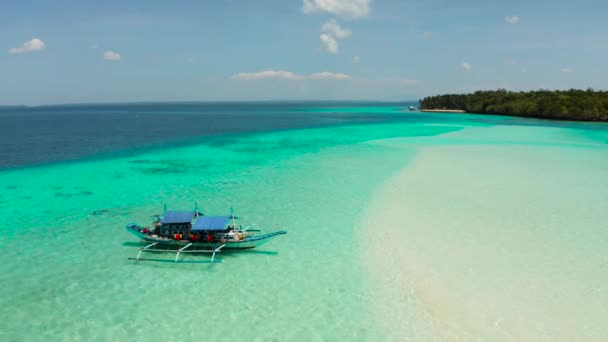 上からラグーンのターコイズブルーの水の熱帯のビーチでボート 夏と旅行の概念 マンサランガン サンドバー環礁のビーチ バラバク パラワン フィリピン — ストック動画