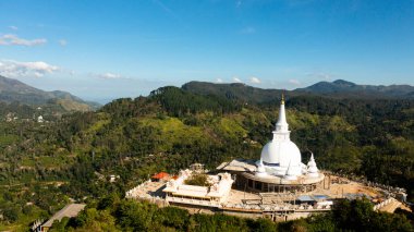 Dağın tepesindeki bir dağ ilinde bir Budist tapınağı. Mahamevnawa Budist Manastırı. Bandarawela, Sri Lanka.