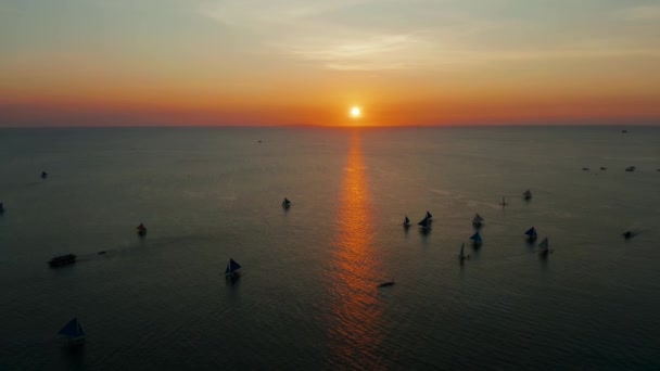 Yelkenli Yatları Boracay Filipinler Hava Manzaralı Deniz Yüzeyinde Gün Batımı — Stok video