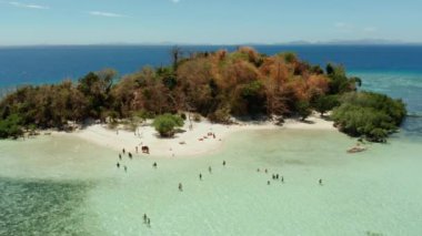 Kum beyazı plajlı, berrak ve mavi suyu olan tropikal bir ada. CYC Plajı, Filipinler, Palawan. Mavi lagün ve mercan resifli tropik bir manzara. seyahat kavramı