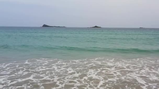 波とピジョン島と青い海 水の雲の地平線の背景 青い海の水と空に対する波 — ストック動画