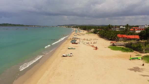 Шри Ланка Августа 2021 Года Рыбаки Пляже Вытаскивают Сеть Моря — стоковое видео