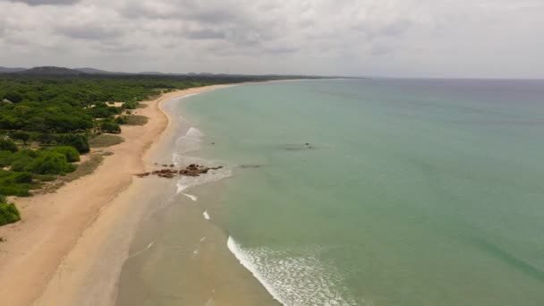 ターコイズブルーの水と美しい海の風景のビーチ スリランカ — ストック動画