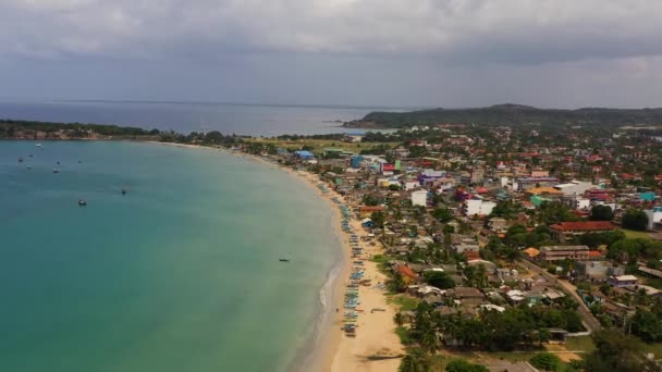 ビーチでのホテルとトリンコマリーの都市のトップビュー スリランカの有名な観光地 — ストック動画