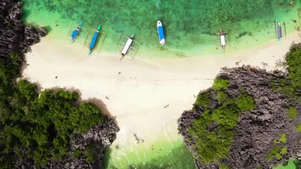 Tropical Beach Tourists Surrounded Blue Water Aerial View Lahos Island — Video