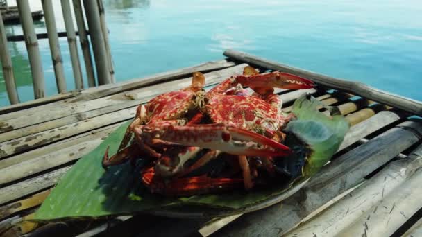 Gekochte Krabbe Auf Einem Bananenblatt Und Einem Bambustisch Mittagessen Freien — Stockvideo