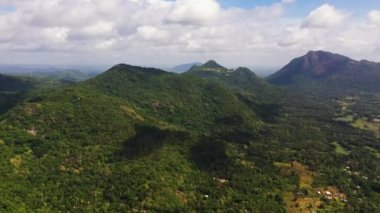 Sri Lanka 'nın dağlık bir bölgesinde yağmur ormanları ve tarım arazisi olan dağlar.