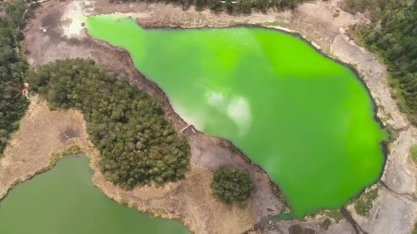 インドネシアのディエンプラトーにある火山性硫黄湖テラガ ワルナ 山の間に緑の水と山の熱帯の風景湖 この湖は ウォノソボの主要な観光地の1つです — ストック動画