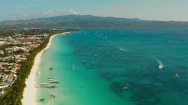 Turistli tropik plaj ve açık mavi deniz manzaralı. Yaz ve seyahat tatili konsepti. Boracay, Filipinler
