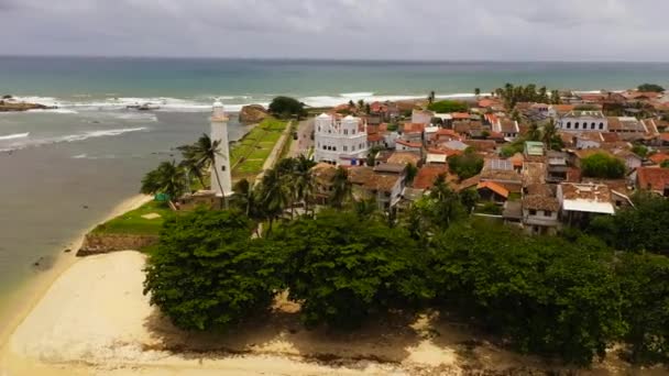 スリランカ島南部の灯台 モスク 砦の空中ビュー — ストック動画