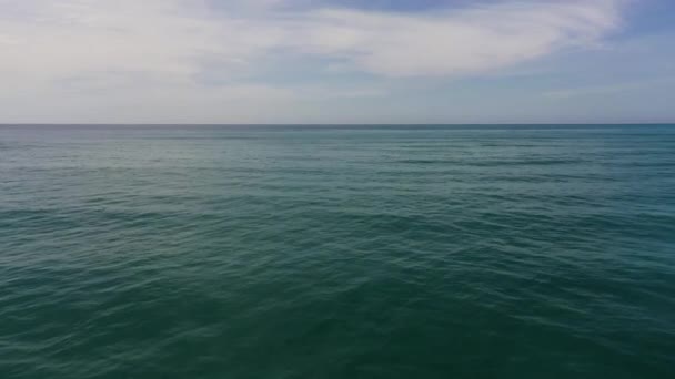 雲と波と空と青い海の空中ビュー オーシャンスカイライン — ストック動画