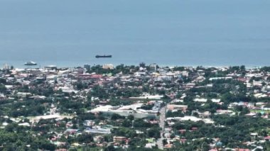 Deniz kıyısında evleri ve yerleşim alanları olan Dumaguete şehri. Zenciler Doğu, Filipinler.