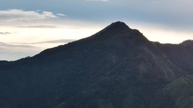 Gün batımında dağlar ve yeşil tepeler. Zenciler, Filipinler