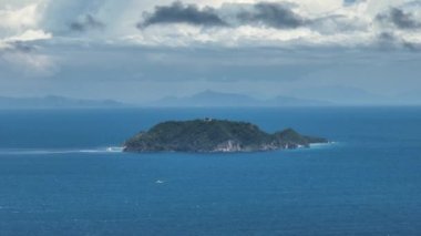 Mavi denizde küçük bir ada. Apo Adası. Zenciler, Filipinler.