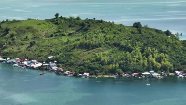 上から漁村の景色を望む熱帯の島 ダイエット島 フィリピン — ストック動画