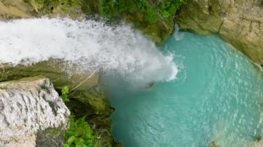 Yağmur ormanlarında Şelale 'nin insansız hava aracı. Inambakan Falls 'un insansız hava aracı ağır çekimde. Cebu, Filipinler.