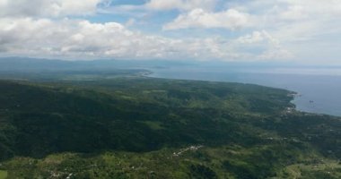 Zenci Adası 'nın kıyısında kasabalar ve tarım arazileri var. Filipinler.