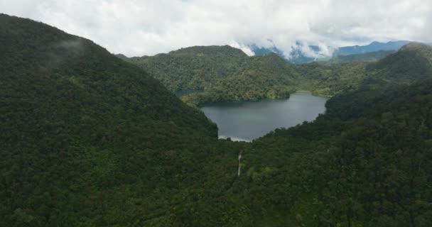 俯瞰高山上热带植被中的湖泊 Balinsasayao Twin湖自然公园 Negros 菲律宾 — 图库视频影像