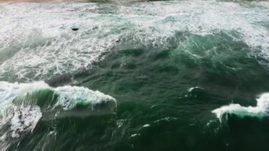 Dalgaların mavi turkuaz okyanusta dalgaların dalgalanması ve beyazlatılması. Sri Lanka.