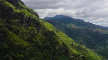 Dağ manzarası: dağ yamaçları yağmur ormanları ve ormanlarla kaplı. Ella Rock, Sri Lanka.