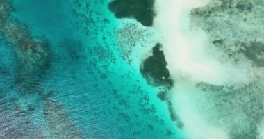 Şeffaf turkuaz deniz suyu, doğal arka plan. Dalgalanan deniz mavi su manzarası.