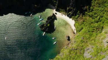 Tropikal lagünün ve mercan resifinin üzerindeki turist teknelerinin hava görüntüsü. El nido, Filipinler, Palawan. Yaz ve seyahat tatil konsepti.