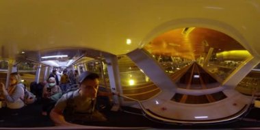 DOHA, Katar - 19 Şubat 2020 Hamad Uluslararası Havalimanı DOH terminaline aktarılan metro yolcuları. 360VR. Ulusal havayolu şirketi Katar Airways QR 'nin merkezidir..