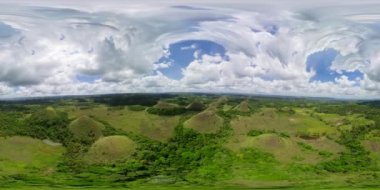 Çikolata tepelerinin insansız hava aracı, Filipinler 'in Bohol adasındaki ünlü bir turizm merkezi. 360 panorama VR.